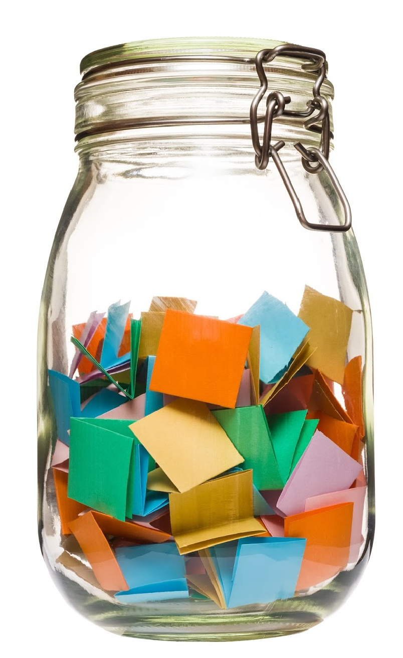 Pot de verre avec papiers de couleur